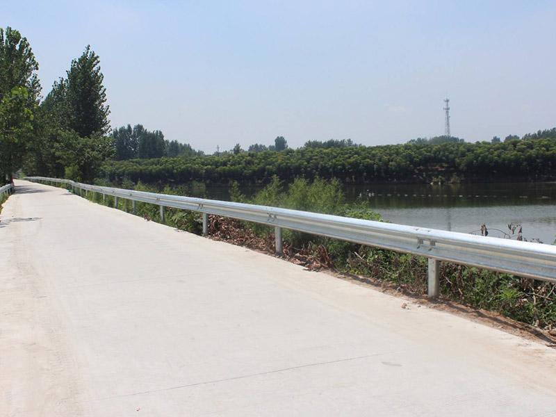 云南鍍鋅護(hù)欄板