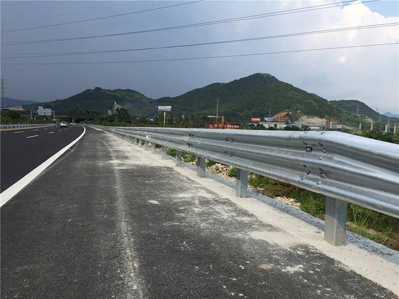 云南鍍鋅護(hù)欄板